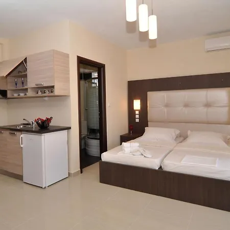 Alexa's Sunny Days Apart Otel 4*