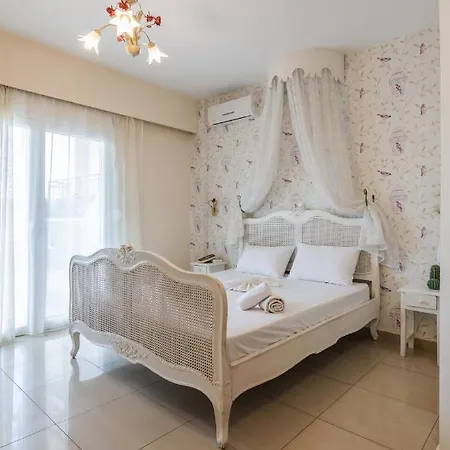 Alexa's Sunny Days Apart Otel 4*