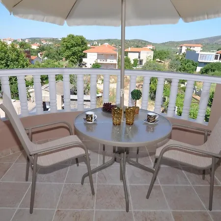 Alexa's Sunny Days Apart Otel 4*