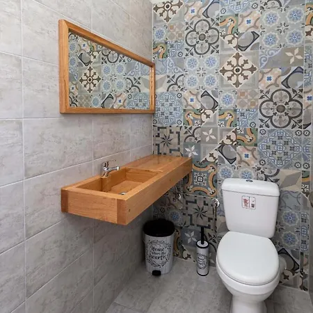 Alexa's Sunny Days Apart Otel 4*