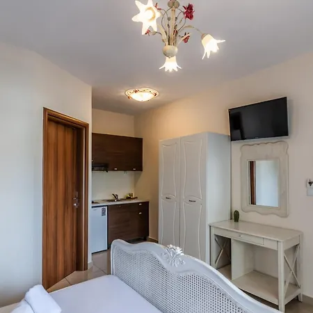 Alexa's Sunny Days Apart Otel 4*